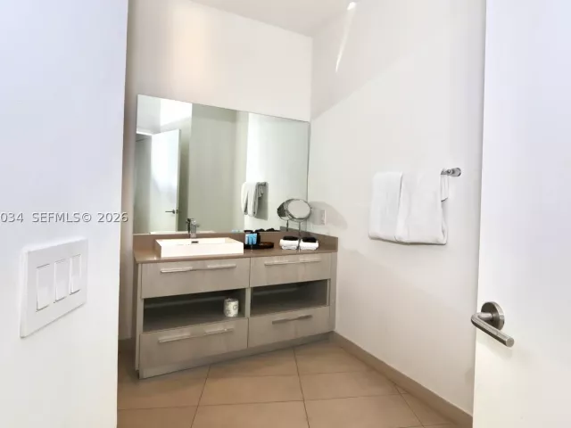 2-bedroom condo for sale in Hollywood - 4111 S Ocean Dr UPH8 - MondialRealty