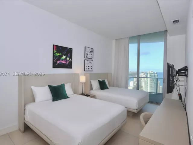 2-bedroom condo for sale in Hollywood - 4111 S Ocean Dr UPH8 - MondialRealty