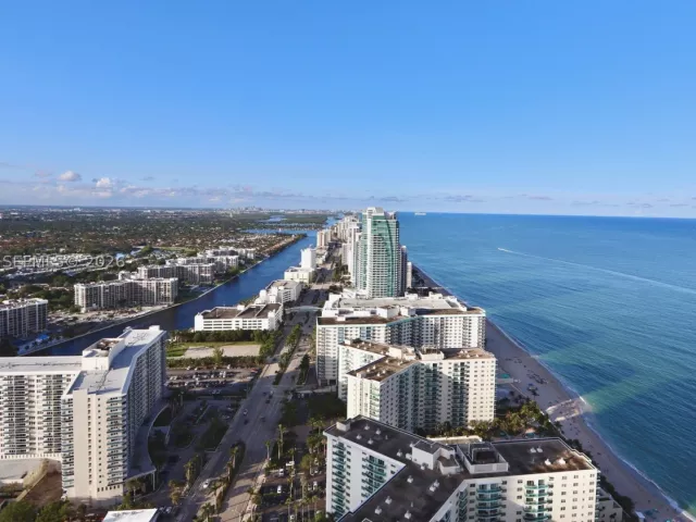2-bedroom condo for sale in Hollywood - 4111 S Ocean Dr UPH8 - MondialRealty