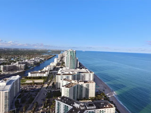 2-bedroom condo for sale in Hollywood - 4111 S Ocean Dr UPH8 - MondialRealty