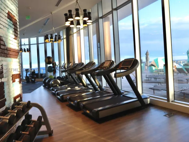 2-bedroom condo for sale in Hollywood - 4111 S Ocean Dr UPH8 - MondialRealty