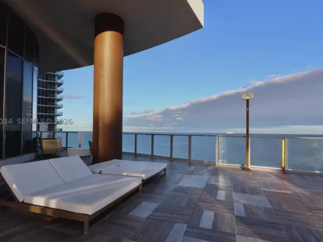 2-bedroom condo for sale in Hollywood - 4111 S Ocean Dr UPH8 - MondialRealty