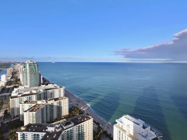 2-bedroom condo for sale in Hollywood - 4111 S Ocean Dr UPH8 - MondialRealty