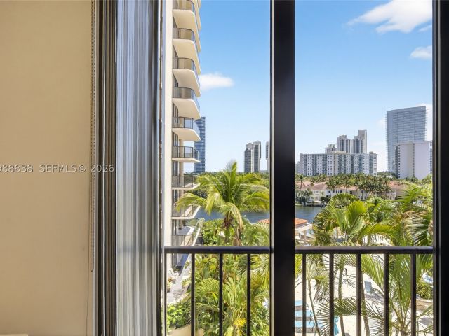 2-bedroom condo for sale in Aventura - 19667 Turnberry Way 6A - MondialRealty