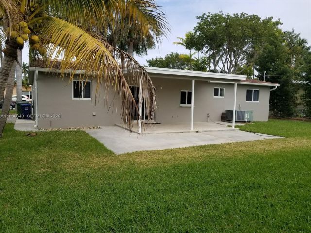 Home for rent at 1016 NE 5th St 0 - photo 7523242