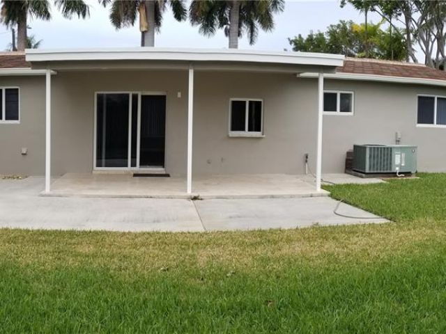 Home for rent at 1016 NE 5th St 0 - photo 7523244