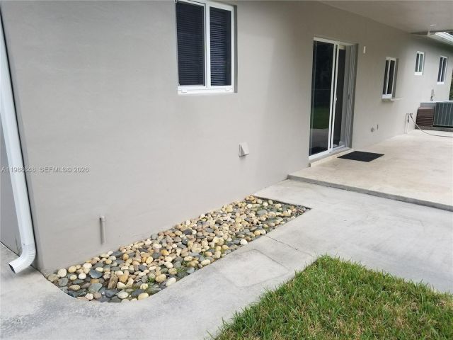 Home for rent at 1016 NE 5th St 0 - photo 7523247