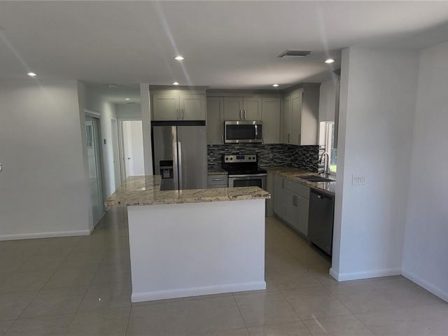 Home for rent at 1016 NE 5th St 0 - photo 7523254