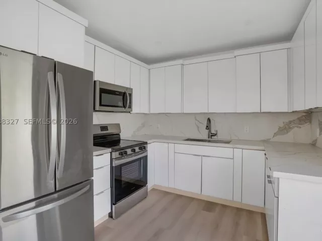 4-bedroom home for sale in Miami - 14520 Carver Drive - MondialRealty