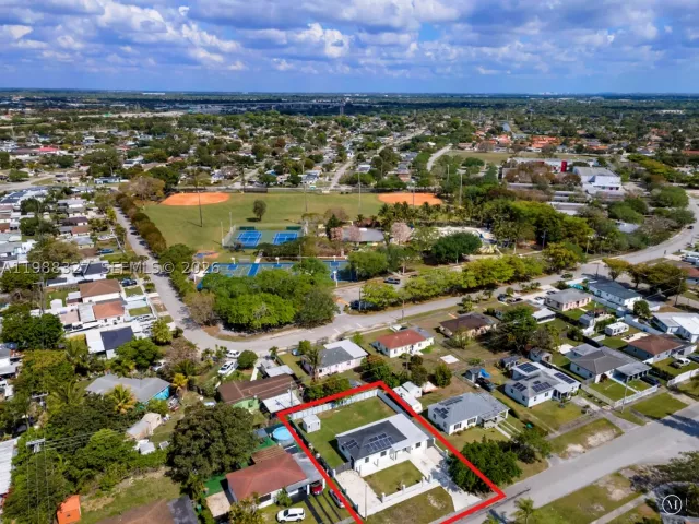 4-bedroom home for sale in Miami - 14520 Carver Drive - MondialRealty