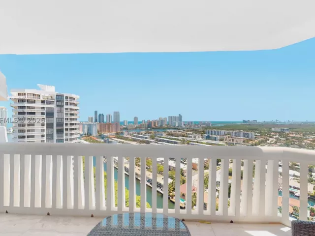 3-bedroom condo for sale in Aventura - 1000 W Island Blvd 2903 - MondialRealty