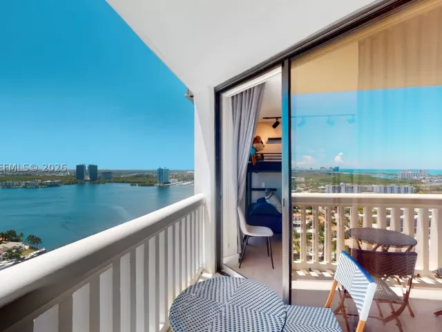 3-bedroom condo for sale in Aventura - 1000 W Island Blvd 2903 - MondialRealty