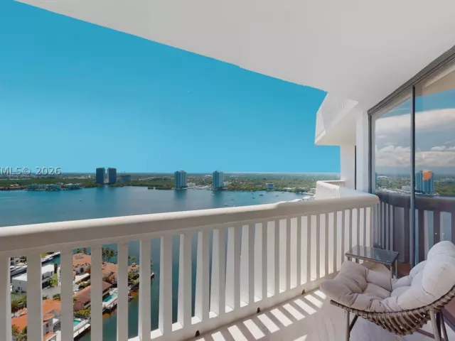 3-bedroom condo for sale in Aventura - 1000 W Island Blvd 2903 - MondialRealty