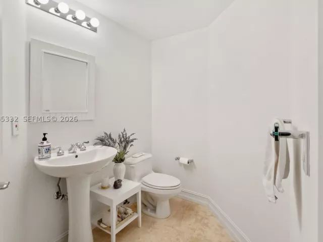3-bedroom condo for sale in Aventura - 21050 Point Pl 604 - MondialRealty