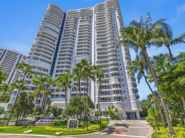 3-bedroom condo for sale in Aventura - 21050 Point Pl 604 - MondialRealty