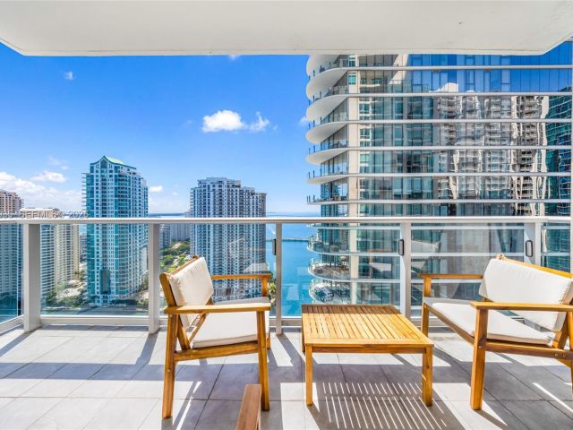 2-bedroom condo for sale in Miami - 300 S Biscayne Blvd T-2806 - MondialRealty