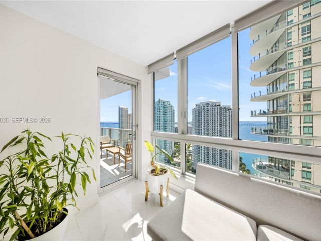 2-bedroom condo for sale in Miami - 300 S Biscayne Blvd T-2806 - MondialRealty
