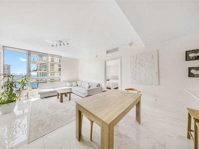 2-bedroom condo for sale in Miami - 300 S Biscayne Blvd T-2806 - MondialRealty