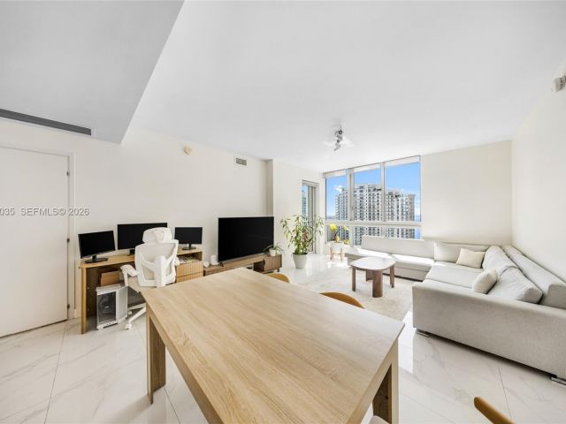 2-bedroom condo for sale in Miami - 300 S Biscayne Blvd T-2806 - MondialRealty