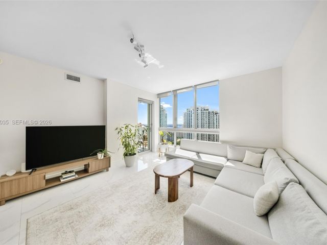 2-bedroom condo for sale in Miami - 300 S Biscayne Blvd T-2806 - MondialRealty