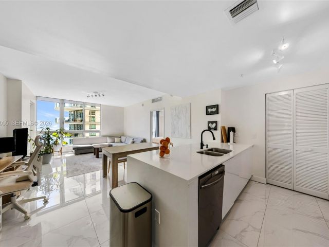 2-bedroom condo for sale in Miami - 300 S Biscayne Blvd T-2806 - MondialRealty