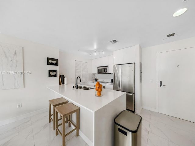 2-bedroom condo for sale in Miami - 300 S Biscayne Blvd T-2806 - MondialRealty