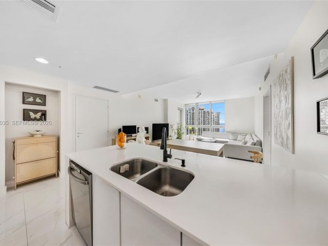 2-bedroom condo for sale in Miami - 300 S Biscayne Blvd T-2806 - MondialRealty