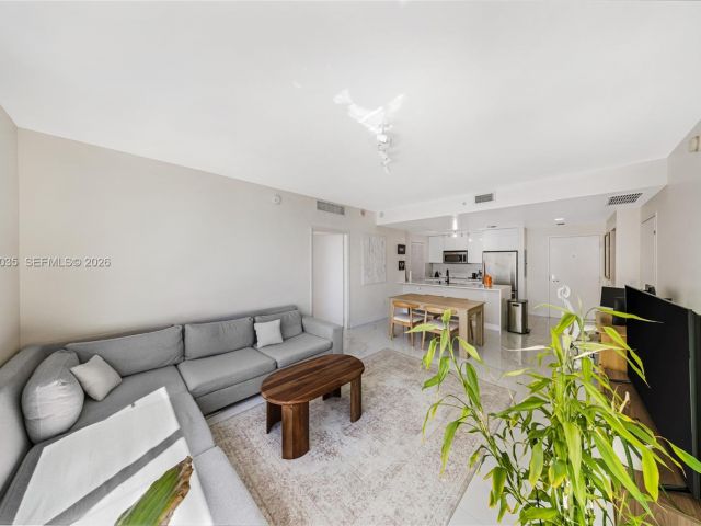 2-bedroom condo for sale in Miami - 300 S Biscayne Blvd T-2806 - MondialRealty