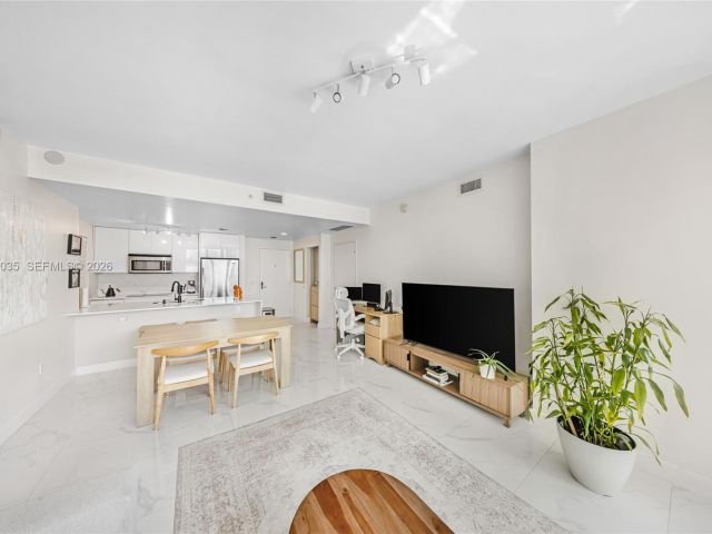 2-bedroom condo for sale in Miami - 300 S Biscayne Blvd T-2806 - MondialRealty