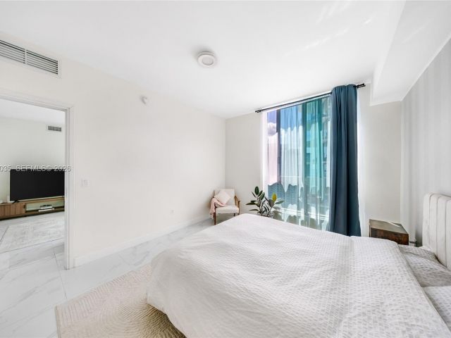 2-bedroom condo for sale in Miami - 300 S Biscayne Blvd T-2806 - MondialRealty