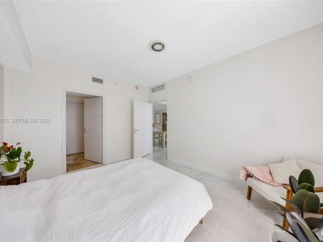 2-bedroom condo for sale in Miami - 300 S Biscayne Blvd T-2806 - MondialRealty