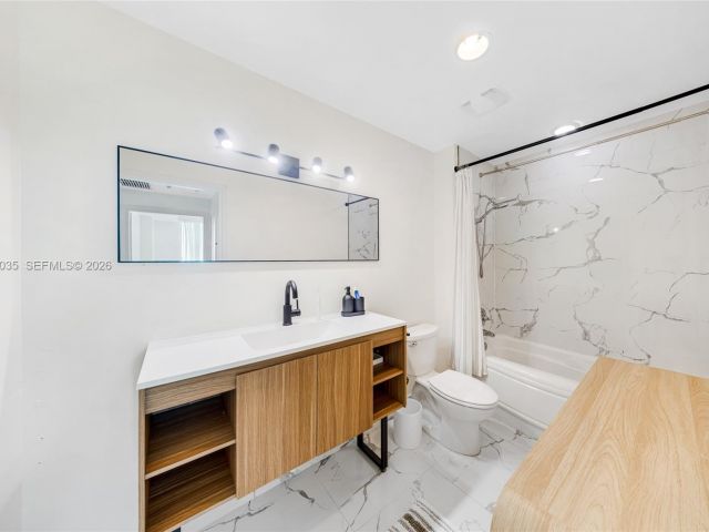 2-bedroom condo for sale in Miami - 300 S Biscayne Blvd T-2806 - MondialRealty