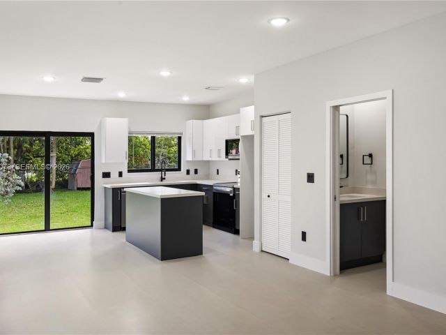 Home for rent at 122 NW 5th Ave - photo 7524734