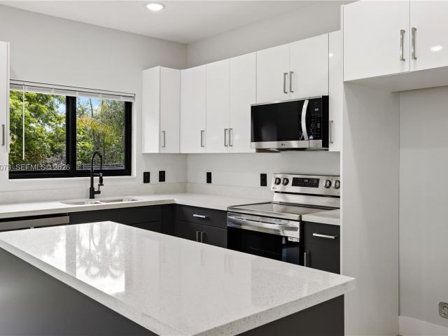 Home for rent at 122 NW 5th Ave - photo 7524735