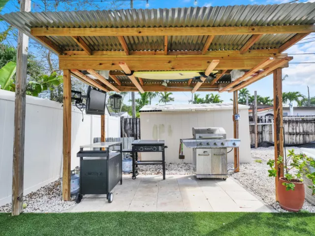 3-bedroom home for sale in Wilton Manors - 2824 NW 6th Avenue - MondialRealty
