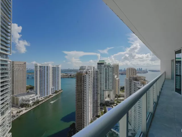 2-bedroom condo for rent in Miami - 495 Brickell Ave 3904 - MondialRealty