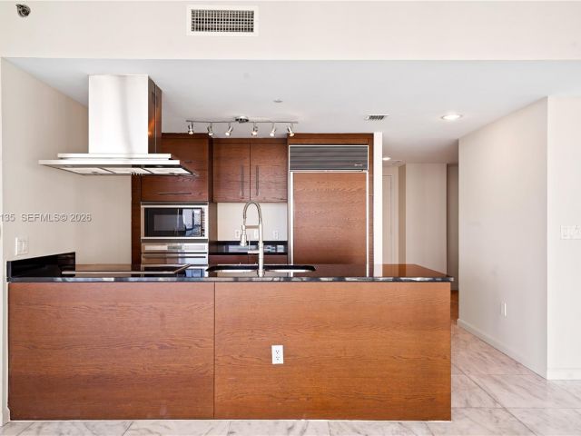 Apartment for rent  Unit #3904 - photo 7527446