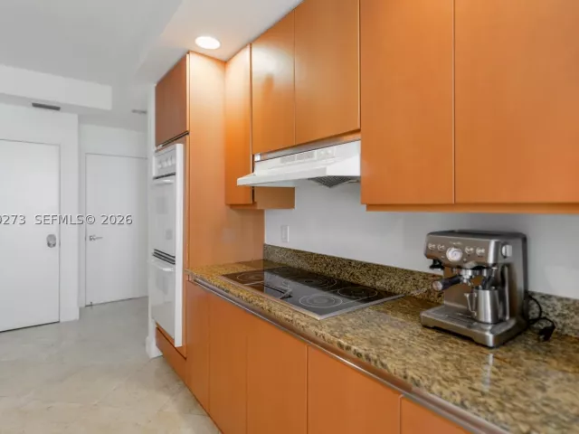 3-bedroom condo for sale in Aventura - 21050 Point Pl 702 - MondialRealty