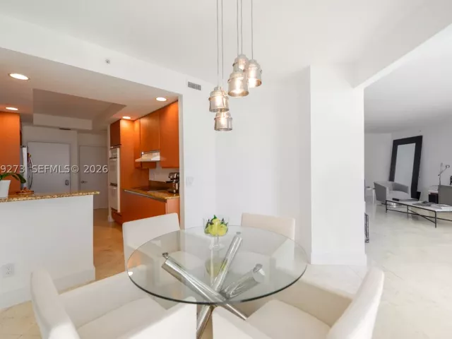 3-bedroom condo for sale in Aventura - 21050 Point Pl 702 - MondialRealty