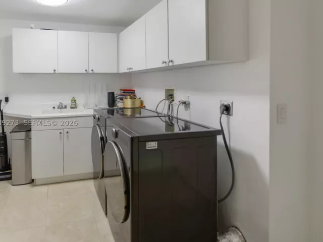 3-bedroom condo for sale in Aventura - 21050 Point Pl 702 - MondialRealty