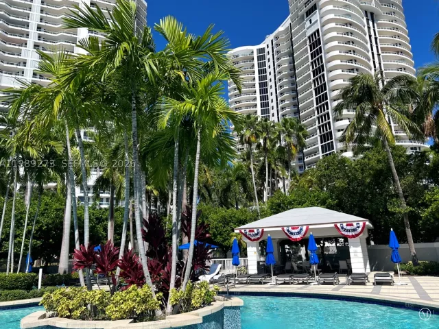3-bedroom condo for sale in Aventura - 21050 Point Pl 702 - MondialRealty