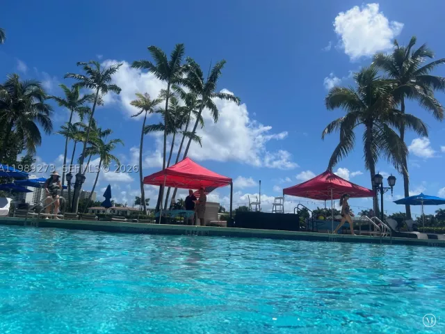 3-bedroom condo for sale in Aventura - 21050 Point Pl 702 - MondialRealty
