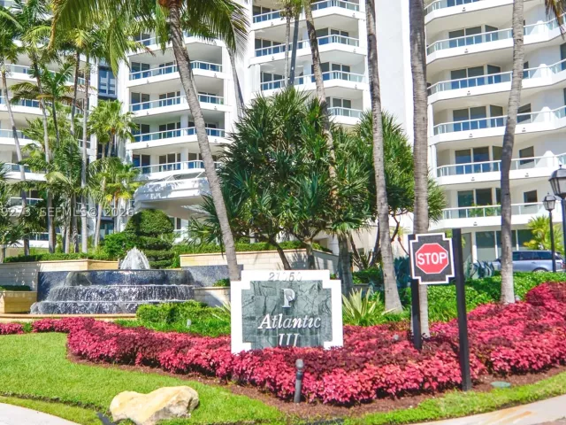 3-bedroom condo for sale in Aventura - 21050 Point Pl 702 - MondialRealty