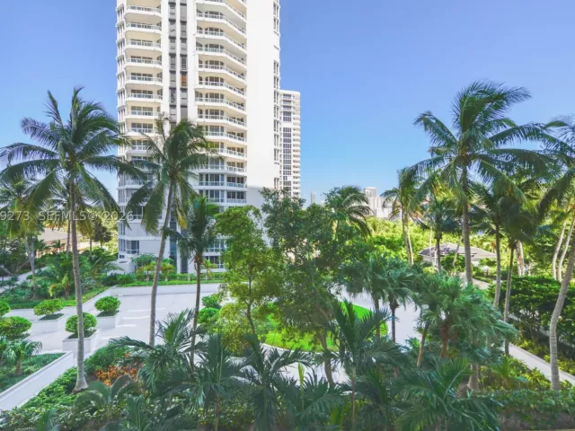 3-bedroom condo for sale in Aventura - 21050 Point Pl 702 - MondialRealty