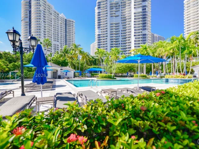 3-bedroom condo for sale in Aventura - 21050 Point Pl 702 - MondialRealty