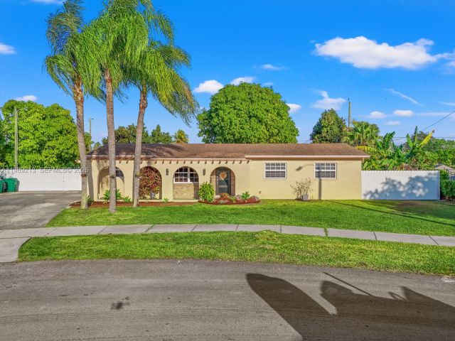 Home for sale at 3605 SW 122nd Pl - photo 7526371