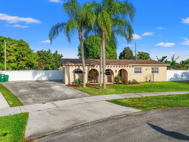 Home for sale at 3605 SW 122nd Pl - photo 7526373