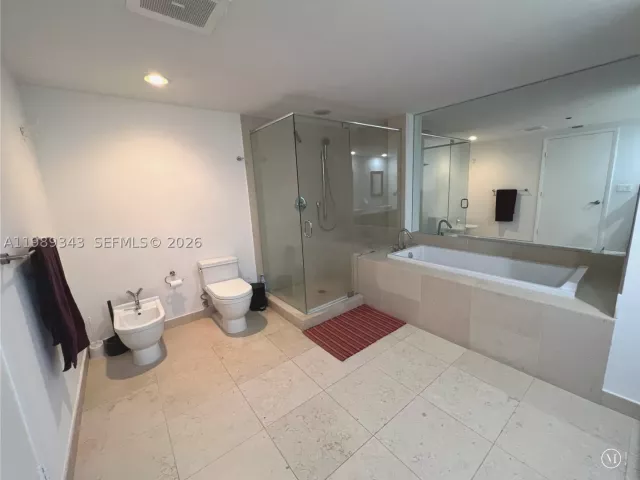 3-bedroom condo for sale in Miami - 495 Brickell Ave 2401 - MondialRealty