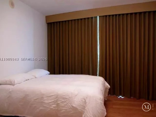 3-bedroom condo for sale in Miami - 495 Brickell Ave 2401 - MondialRealty