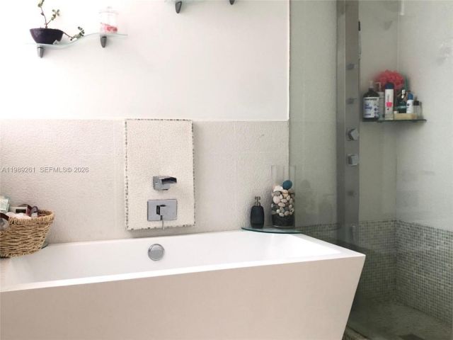 Home for rent at 3027 NE 183rd Ln 27 - photo 7526543